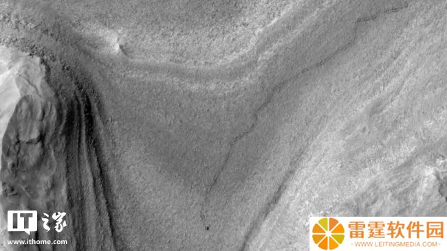 NASA 火星轨道器首次抓拍到“好奇号”火星车行驶画面，车辙明显