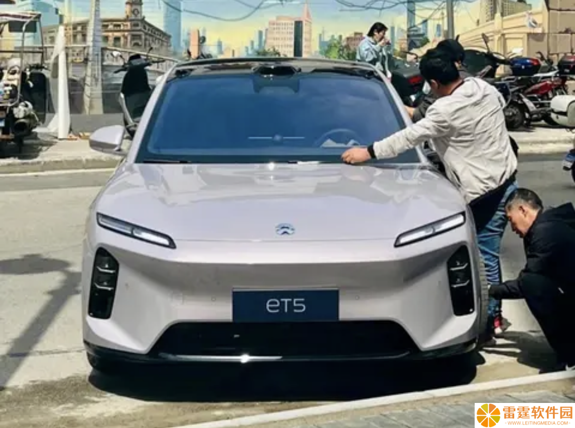 2025 款蔚来 ET5 实车曝光：前脸小改、引入蔚来自研辅助驾驶芯片，有望本月至下月上市
