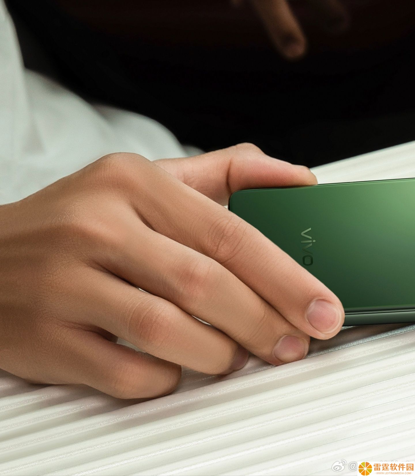 vivo X Fold5 全新青绿色真机首秀，韩伯啸称“豪车同款”配色