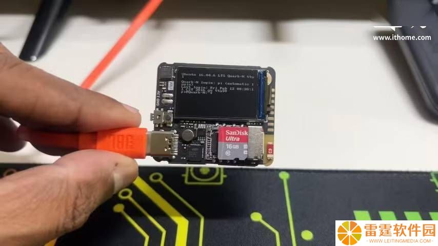 超小Linux电脑问世：比护照还小，带屏带麦功能全