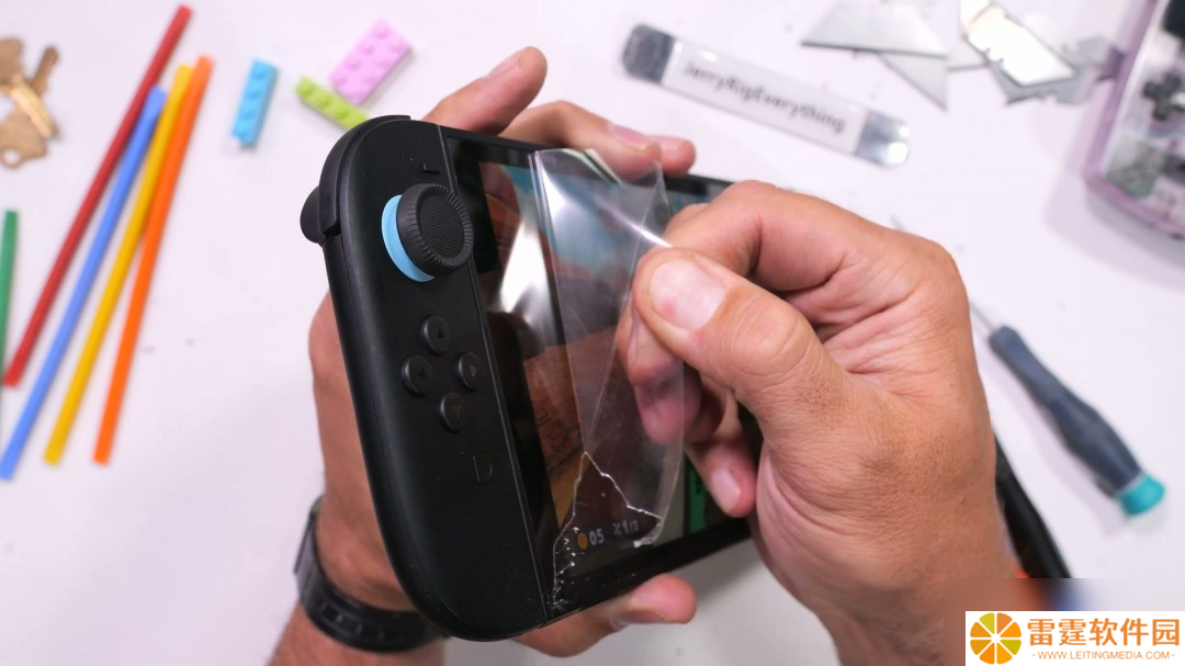 屏幕很能挨砸！Switch 2被锤子砸了50次后还能正常玩