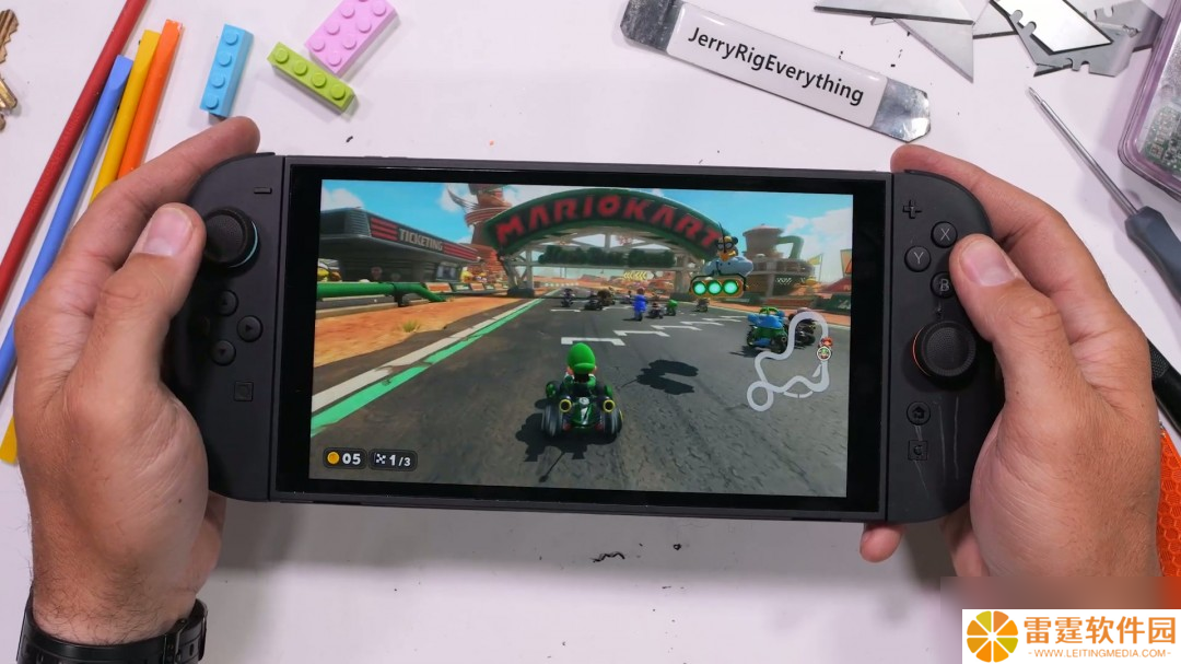 屏幕很能挨砸！Switch 2被锤子砸了50次后还能正常玩