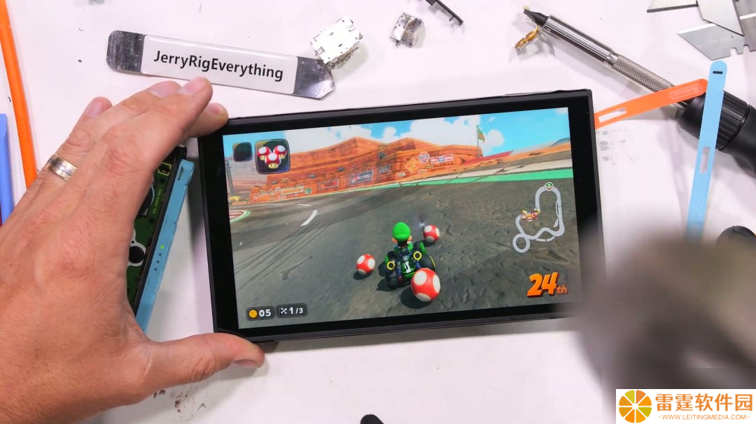 屏幕很能挨砸！Switch 2被锤子砸了50次后还能正常玩