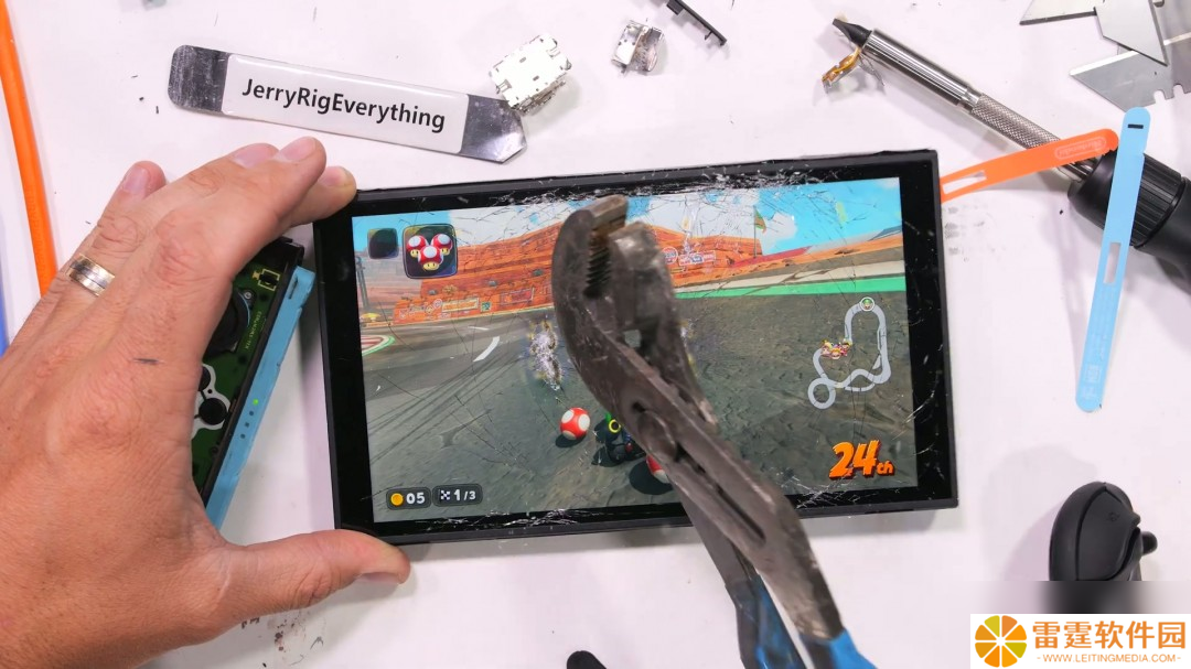 屏幕很能挨砸！Switch 2被锤子砸了50次后还能正常玩