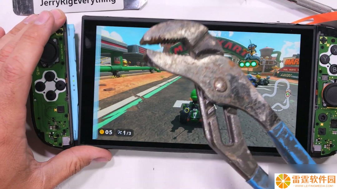 屏幕很能挨砸！Switch 2被锤子砸了50次后还能正常玩