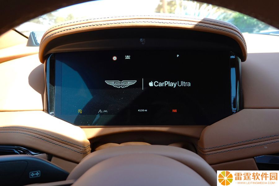 阿斯顿・马丁 DB12 Volante 上实测，初探苹果 CarPlay Ultra 车联体验