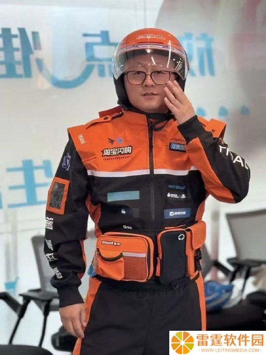 淘宝闪购骑手新工装曝光：印满阿里系品牌 logo，成“行走的广告牌”
