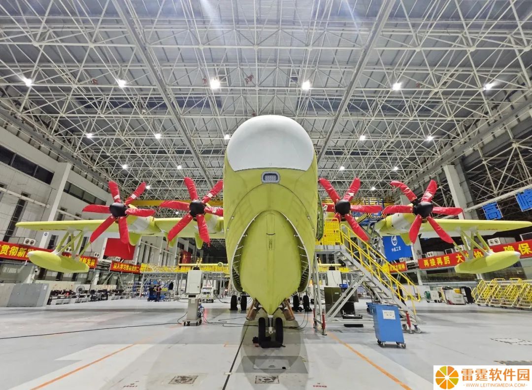 国产大型水陆两栖飞机 AG600“鲲龙”批生产首架机完成生产试飞