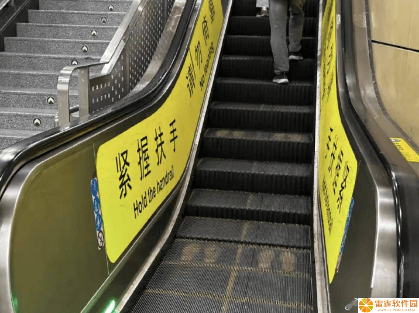 北京地铁扶梯新标识引导乘客站稳扶好，告别“左行右立”时代？